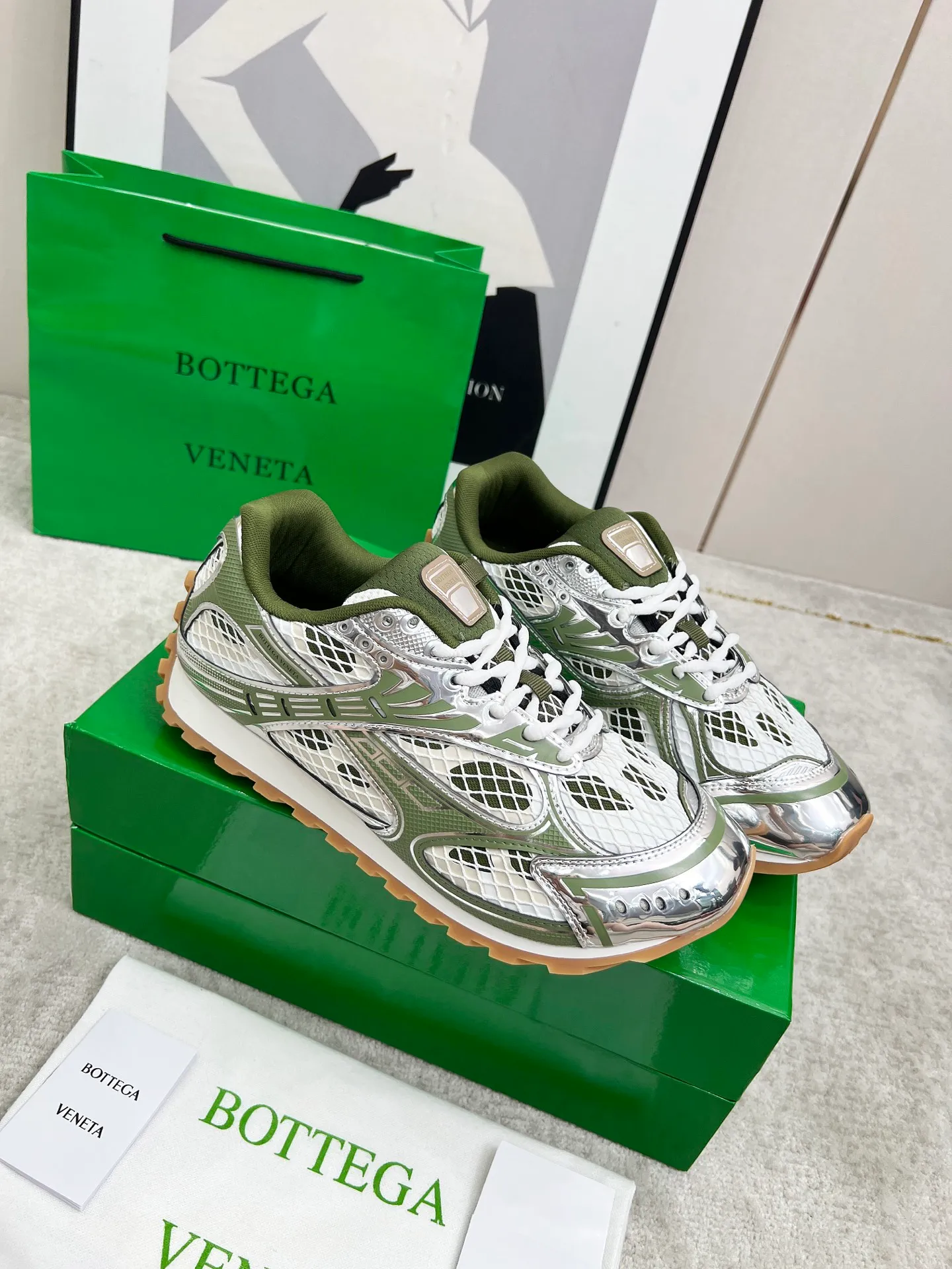 P540. Top version (couples model) Bottega Veneta Bottega Veneta 23ss autumn and winter show BV Orbit sneakers Wang Yibo's same style couples casual shoes dad shoes! Runner sneakers! Original purchase and development!  Made of original lightweight technical mesh fabric, the same as the original version! The process is complicated!  Paired with a rubber outsole designed with a geometric pattern, the high version of the Wang Zha series is actually much taller, but the legs still look slim. Very nice. Durable and playable, standard and version-matching shoe package technology, look for high-end versions. The original outsole is exclusively molded, and the color-blocked TPU outsole is used. The material and weight are the same as the original!  Size: #Female 35-41 (40 and 41 customized sizes are non-refundable) Male 39-45 (45 size customized are non-returnable and exchangeable)